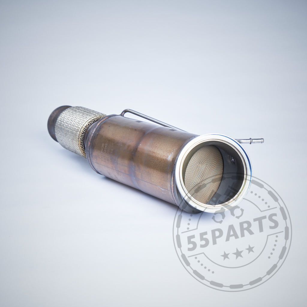 Ein spezielles OEM-Downpipe mit 300 Zeller für die BMW M140i, M240i, M340i, 440i, 540i, 640i, 840i, Z4 und Supra B58 (TU) F/G-Serie auf einem schlichten hellen Hintergrund mit einem dezenten 55Parts-Wasserzeichen.