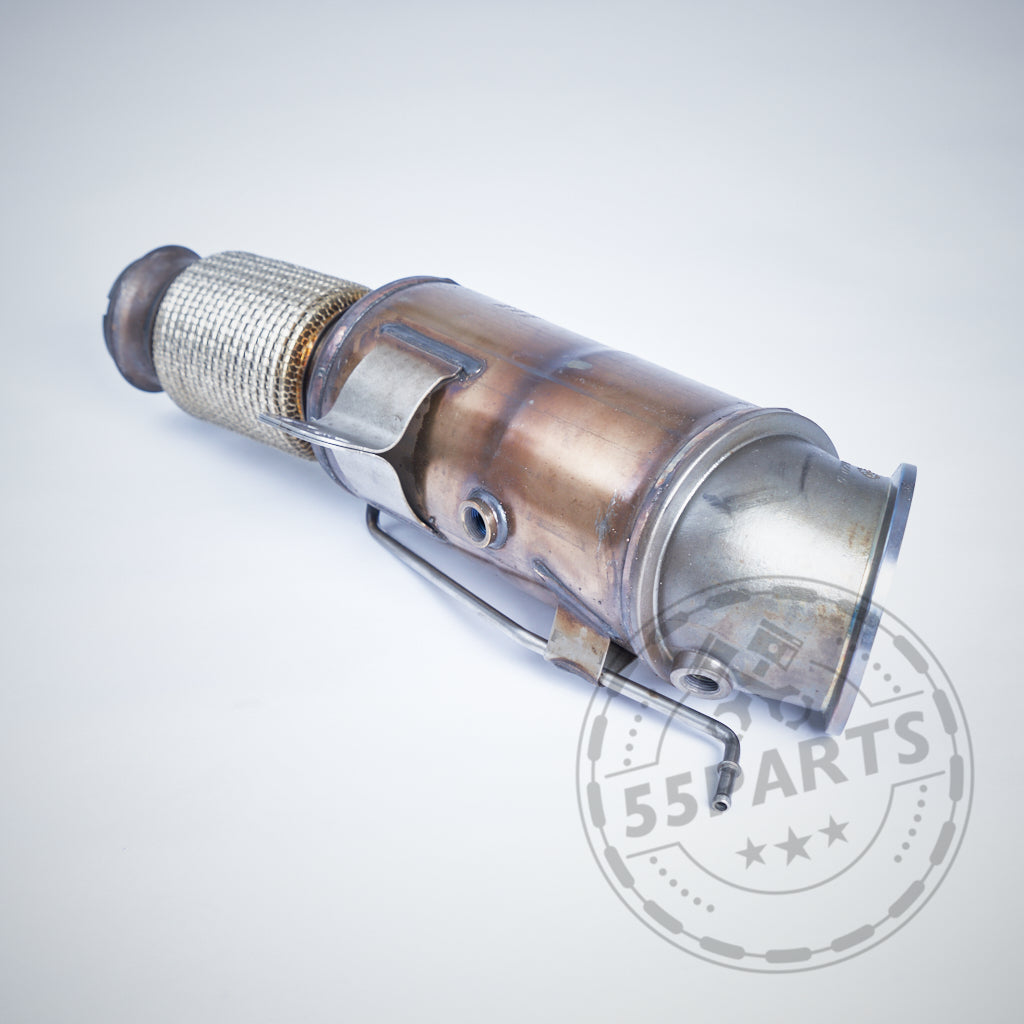 Die 55Parts Spezial-OEM-Downpipe mit 300 Zeller und flexiblem Abschnitt ist für die Fahrzeuge der F- und G-Serie BMW M140i, M240i, M340i, 440i, 540i, 640i, 840i, Z4 und Supra B58(TU) konzipiert. Abbildung auf hellem Hintergrund.