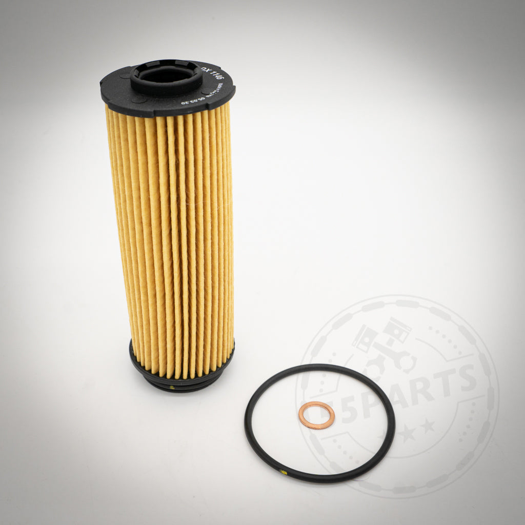 Das 55Parts Ölwechsel Set passend für BMW N55 N54 B58 S55 (E-, F- und G Serie) beinhaltet einen zylindrischen Ölfilter mit Gummidichtung und Kupferscheibe, abgebildet auf grauem Hintergrund – ideal für Ihren nächsten Ölwechsel.