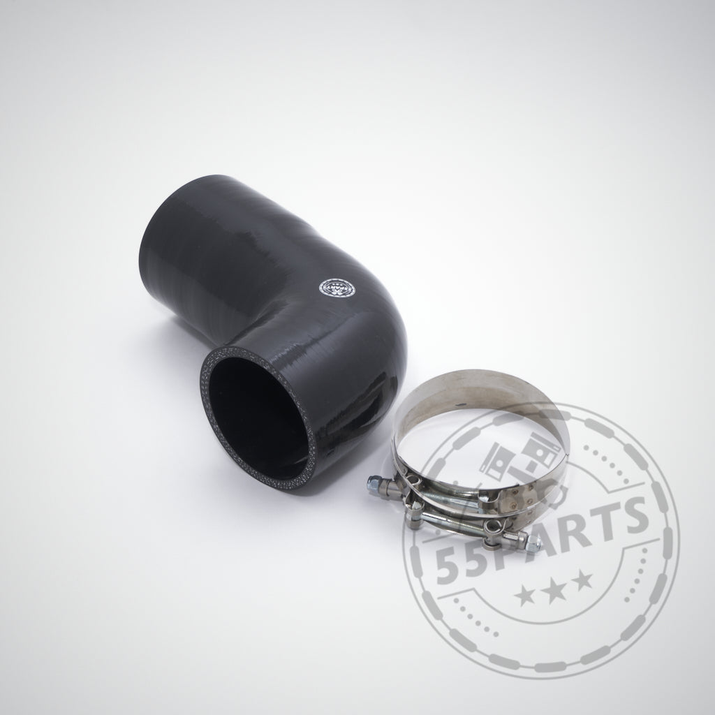Der 55Parts Spezial Silikon Ansaugschlauch passend für BMW M140i, M240i, 340i und 440i B58 wird inklusive Gutachten und einer Metallschlauchschelle geliefert – ideal zum Tuning, abgebildet in Schwarz auf hellgrauem Hintergrund.