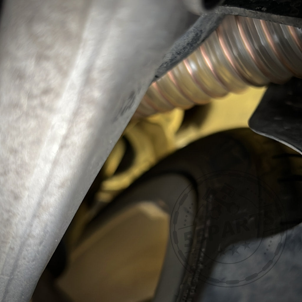 Nahaufnahme des exklusiven Bremsbelüftungssets, entwickelt für den BMW 2er F22 mit M-Paket (inkl. M235i, M240i), mit Metallkomponenten, die für verbesserte Leistung und den Einsatz auf der Rennstrecke entwickelt wurden.