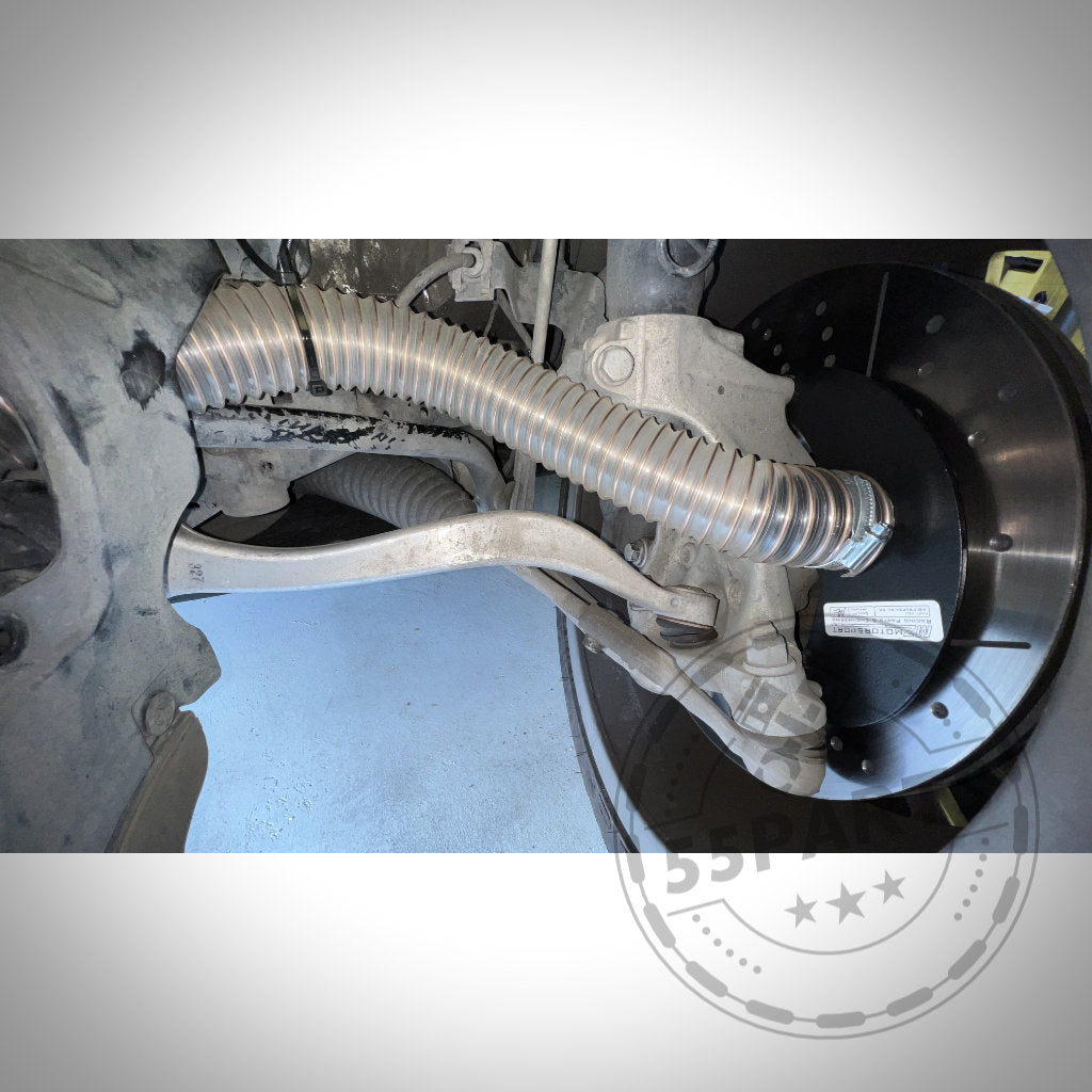 Nahaufnahme des 55Parts Exclusive Bremsbelüftungssets für den BMW 2er F22 mit M-Paket (inkl. M235i, M240i) mit flexiblem Metallkühlkanal zur Leistungssteigerung auf der Rennstrecke.