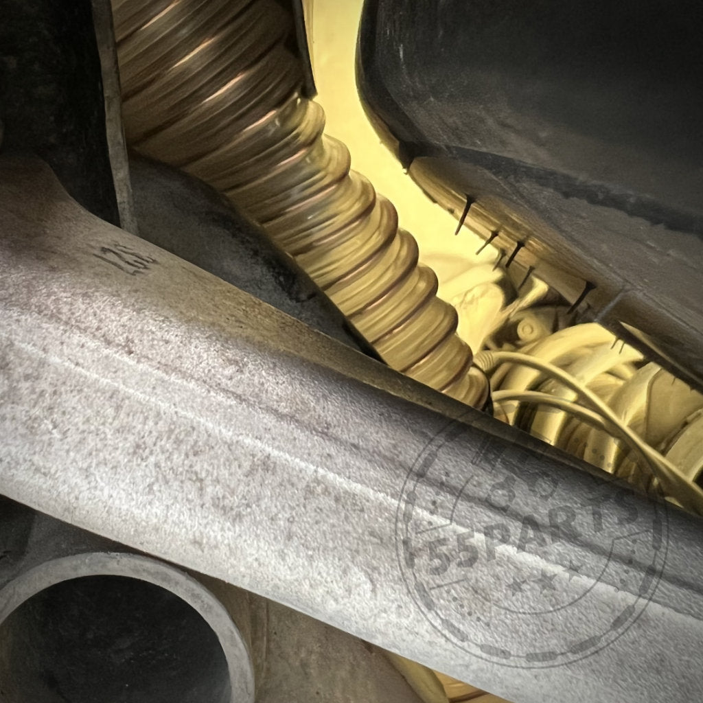 Nahaufnahme von Metallrohren und -schläuchen, eingestanztes BODY PARTS-Zeichen im Blick, das die Präzisionstechnik in ihrem exklusiven Bremsbelüftungsset passend für BMW 2er F22 M-Paket-Modelle wie den M235i und M240i hervorhebt.