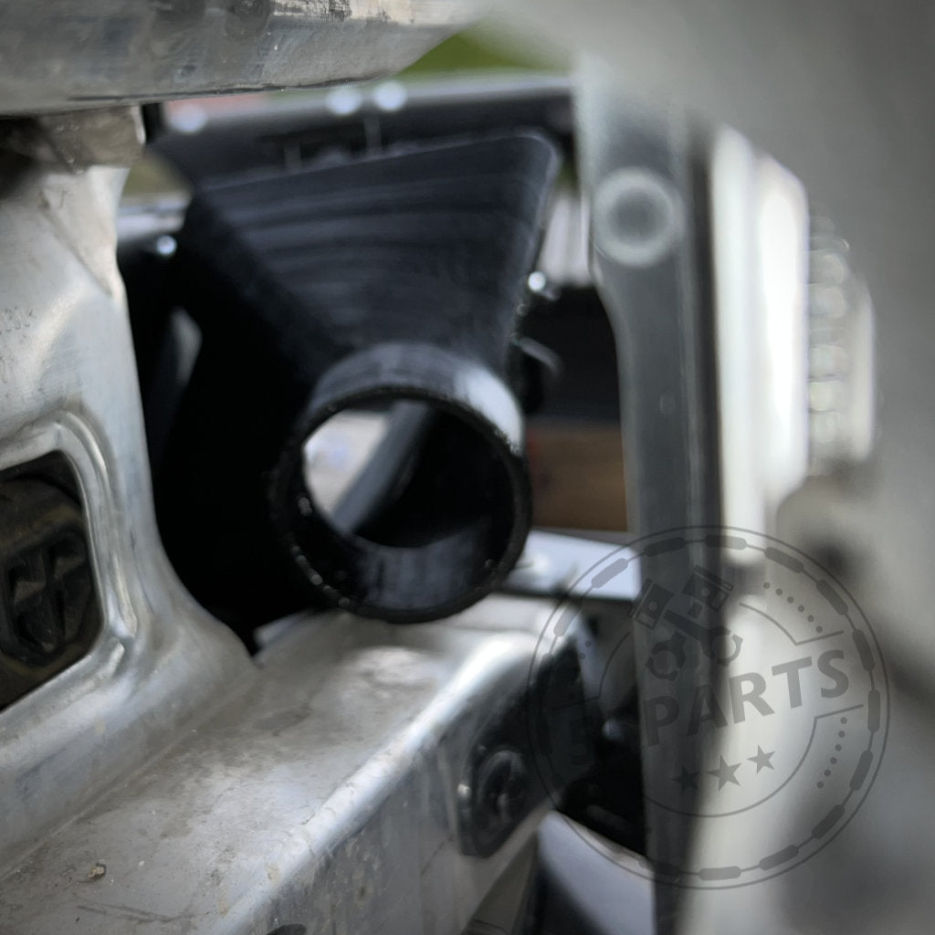 Nahaufnahme des 55Parts Exclusive Bremsbelüftungssets für den BMW 2er F22 mit M-Paket, ideal für den Rennstreckeneinsatz oder zur Verbesserung der BMW-Bremsleistung. Dezentes Logo-Wasserzeichen in der Ecke sichtbar.