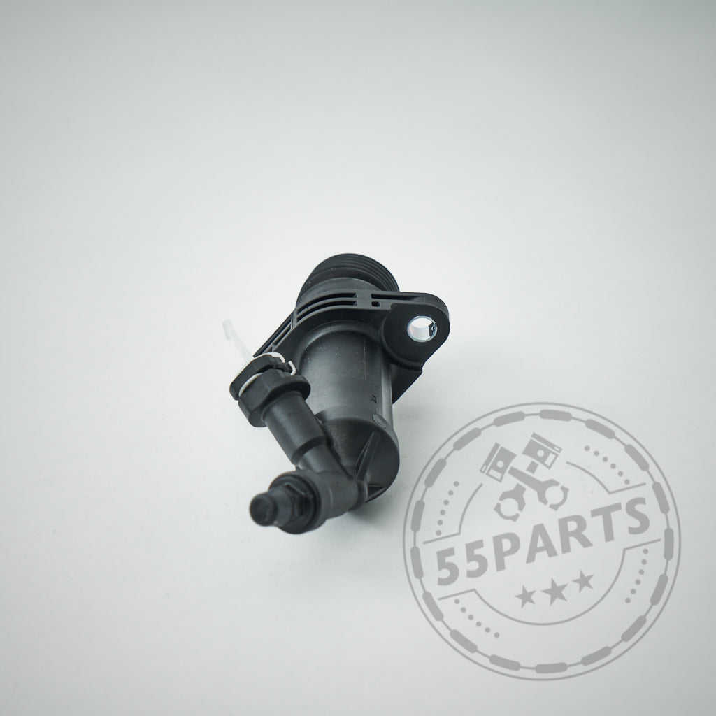 Schwarzer 55Parts-Spezial-Nehmerzylinder aus Kunststoff ohne Clutch Delay Ventil (CDV) für die BMW F-Serie auf hellgrauem Hintergrund, mit einem 55Parts-Wasserzeichen in der Ecke.