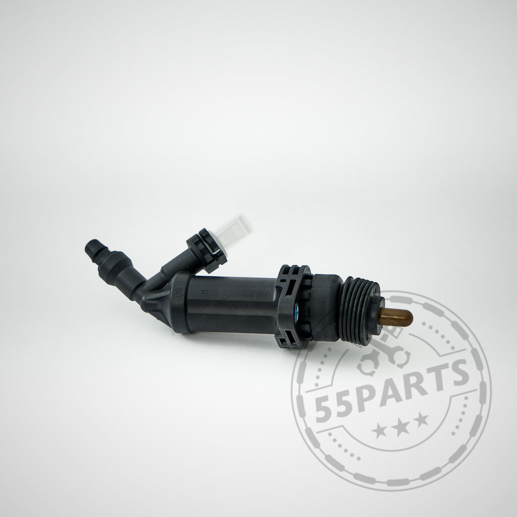 Schwarzer 55Parts-Spezial-Nehmerzylinder aus Kunststoff ohne Clutch Delay Ventil (CDV) für die BMW F-Serie auf hellgrauem Hintergrund, mit einem 55Parts-Wasserzeichen in der Ecke.
