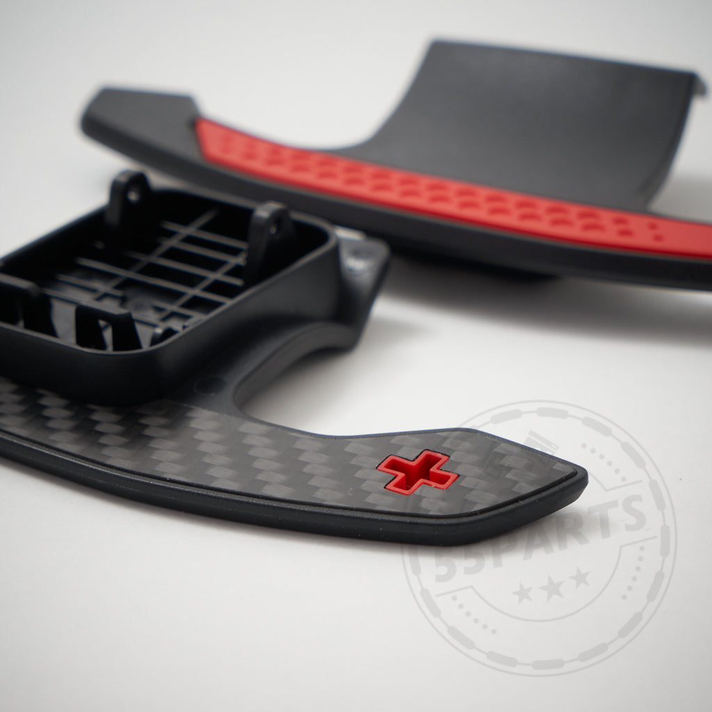 55Parts Carbon-Schaltwippen-Paddles in Schwarz und Rot mit strukturiertem Griff und Plus-Symbol, passend für BMW 1/235 und 40i, 3/435 und 40i, M2, M3, und M4 F- und G-Serie.