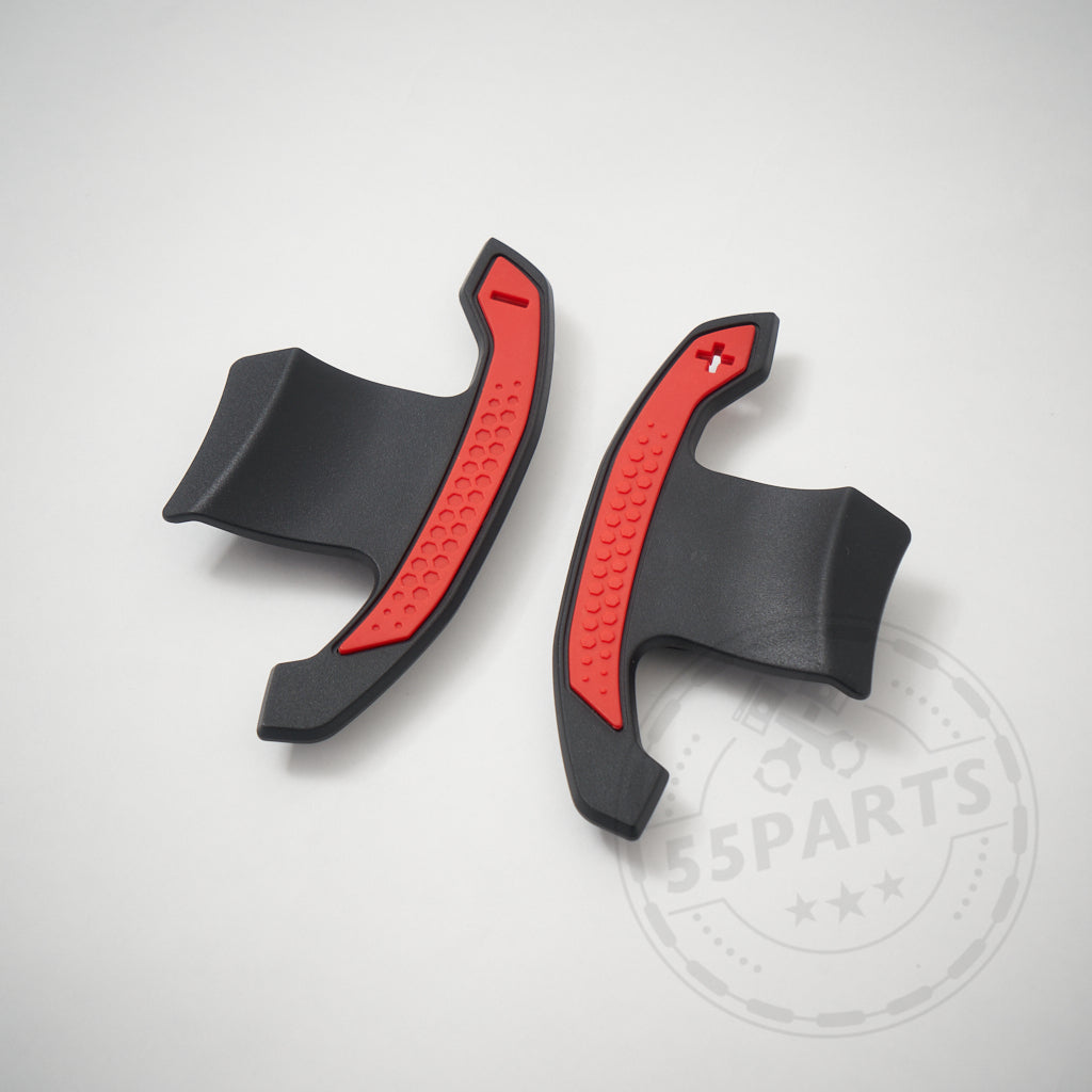 55Parts Carbon-Schaltwippen-Paddles in Schwarz und Rot mit strukturiertem Griff und Plus-Symbol, passend für BMW 1/235 und 40i, 3/435 und 40i, M2, M3, und M4 F- und G-Serie.