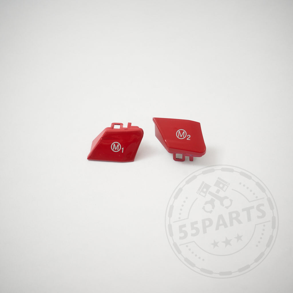 Zwei 55Parts spezielle rote M1/M2-Tasten passend für die BMW F-Serie (F2x, F3x, F8x) werden auf einem weißen Hintergrund mit einem schwachen Wasserzeichen angezeigt und verstärken den typischen Innenraum-Look.