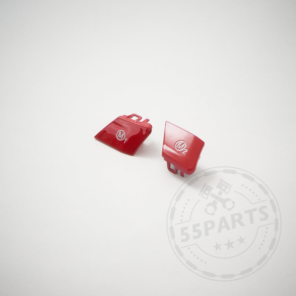 Zwei kleine rote 55Parts Special M1/M2-Tasten aus Kunststoff mit weißen Logos, entworfen für die BMW F-Serie (F2x, F3x, F8x), abgebildet auf einem schlichten weißen Hintergrund.