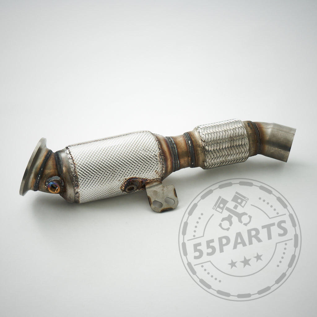 HJS ECE-Downpipe B58 passend für BMW M140i, 340i, 440i, 540i, 640i, 740i (F- & G-Serie), mit und ohne OPF. Mit Gitter und Halterung. „55Parts“-Logo in der Ecke. Marke: HJS.