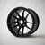 Die BMW Motorsport M2 CS Racing Felge 10,5x18 ET46 5x120, eine mattschwarze Mehrspeichenfelge, inspiriert von BMW Motorsport und auf dem M2 CS Racing zu sehen, abgebildet vor einem schlichten hellen Hintergrund.