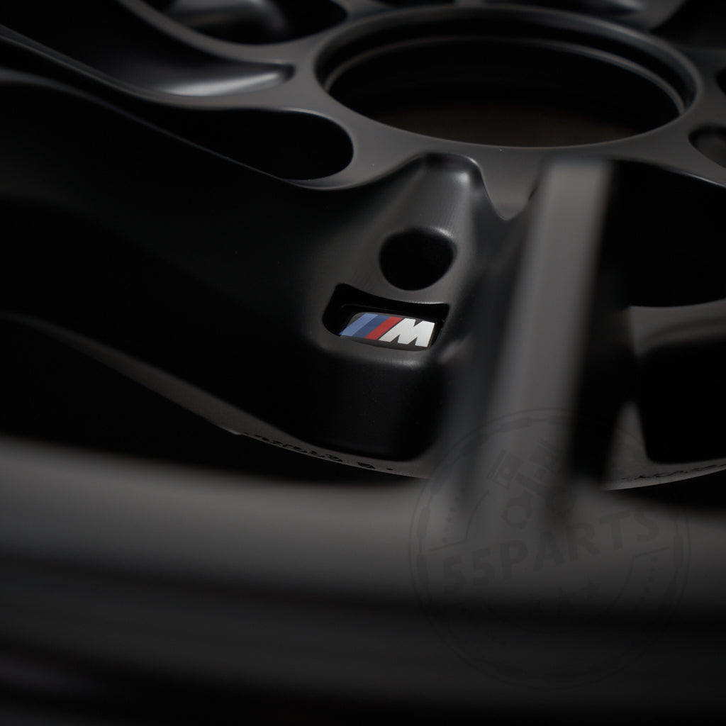 Auf hellgrauem Untergrund ist die schwarze Alufelge BMW Motorsport M2 CS Racing, 10,5x18 ET46 5x120 Mehrspeichendesign abgebildet.