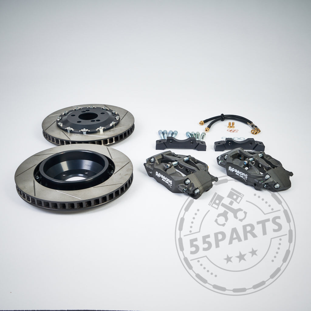 55Parts Spezial: AP Racing CP9449 Big Brake Kit Hinterachse (originale AP Racing Scheiben) passend für BMW M Modelle E-/F-Serie. Enthält zwei Bremsscheiben, vier Bremssättel, Schrauben und Schläuche. Ideale Leistungssteigerung gegenüber Serienbremsen; 55Parts Logo sichtbar.