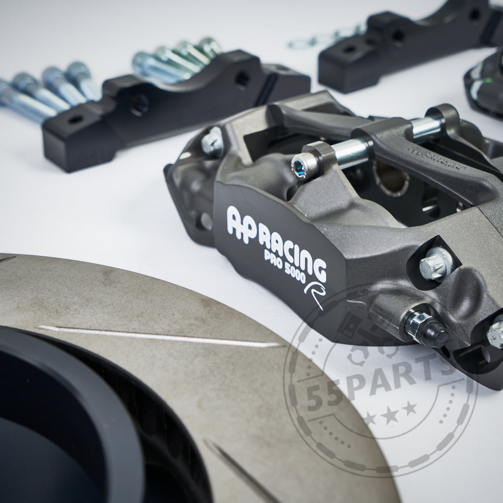 Nahaufnahme des 55Parts Special: AP Racing CP9449 Big Brake Kit Hinterachse (originale AP Racing Scheiben) mit Scheibe und Hardware, entwickelt passend für BMW M Modelle E-/F-Serie – ideal für Hochleistungs-Upgrades über Serienbremsen und den Einsatz auf der Rennstrecke hinaus.