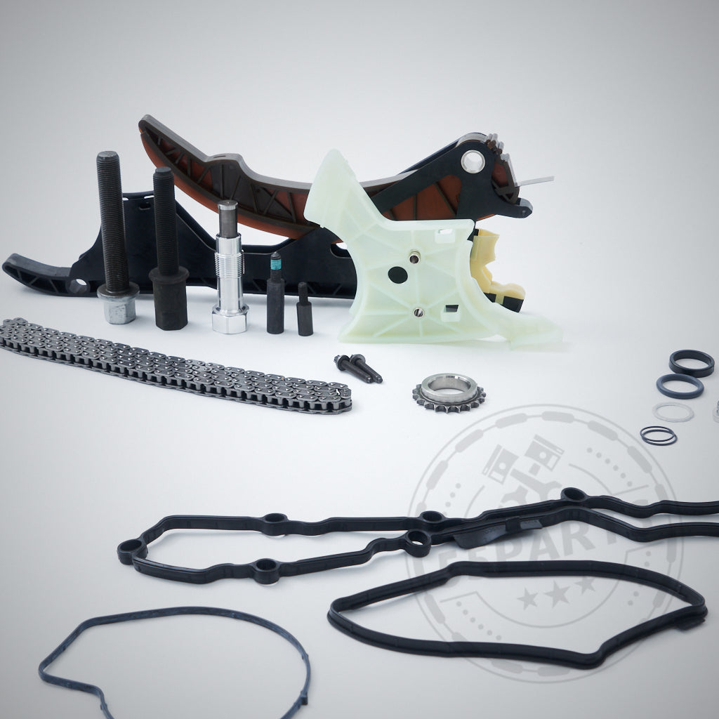 55Parts Exklusives Einbauset für einteiligen Kurbelwellenfix/Kurbelwellensicherung passend für BMW M2 Competition, M3, M4 S55 Motorkomponenten auf einer weißen Fläche angeordnet.