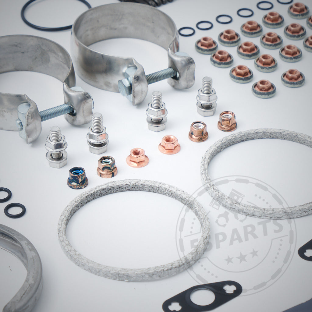 Verschiedene Metallmuttern, Schrauben, Klammern, Unterlegscheiben und Dichtungen aus dem 55Parts Turbolader-Einbauset passend für BMW F80, F82, F87 M2c, M3, M4 S55 sind auf einer weißen Oberfläche angeordnet.