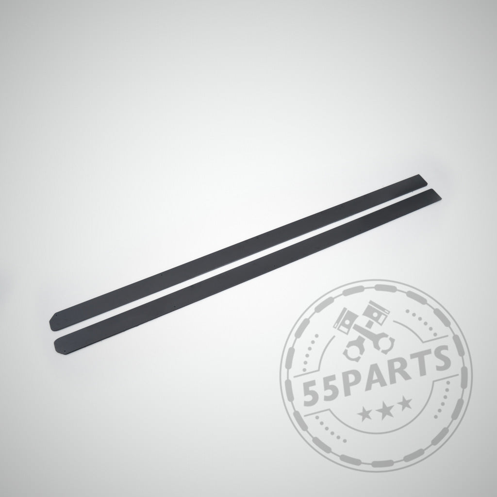 Zwei lange, schmale Seitenschweller aus Kunststoff PE Mattschwarz passend für BMW F87 M2, M2 Competition und M2 CS sind auf hellem Hintergrund mit einem schwachen 55Parts-Logo-Wasserzeichen abgebildet.