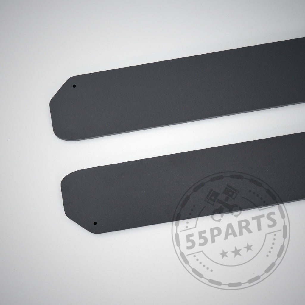 Zwei lange, schmale Seitenschweller aus Kunststoff PE Mattschwarz passend für BMW F87 M2, M2 Competition und M2 CS sind auf hellem Hintergrund mit einem schwachen 55Parts-Logo-Wasserzeichen abgebildet.