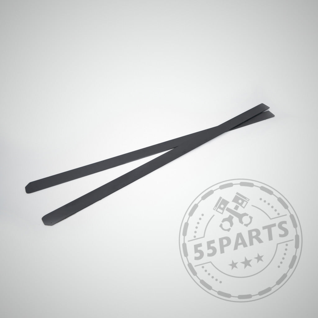 Zwei lange, flache, mattschwarze Kunststoff-PE-Seitenschweller passend für BMW F87 M2, M2 Competition und M2 CS sind gekreuzt auf hellem Hintergrund mit einem BMW M2-Wasserzeichen abgebildet.