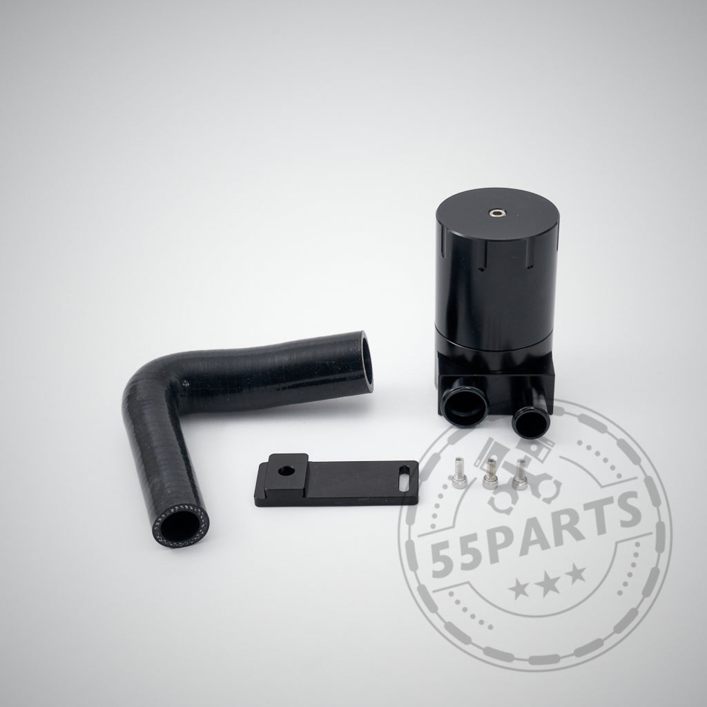 55Parts Spezial-Ölauffangbehälter passend für BMW F8x M2C M2CS M3 M4 S55, mit Schlauch, Halterung und Schrauben auf hellem Hintergrund – ideal für PCV-System- oder Kurbelwellengehäuseentlüftungsanwendungen.