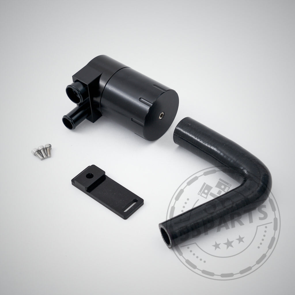 Der 55Parts Spezial-Ölauffangbehälter passend für BMW F8x M2C, M2CS, M3 und M4 S55 umfasst einen Schlauch, eine Halterung und drei Schrauben, abgebildet auf hellgrauem Hintergrund.