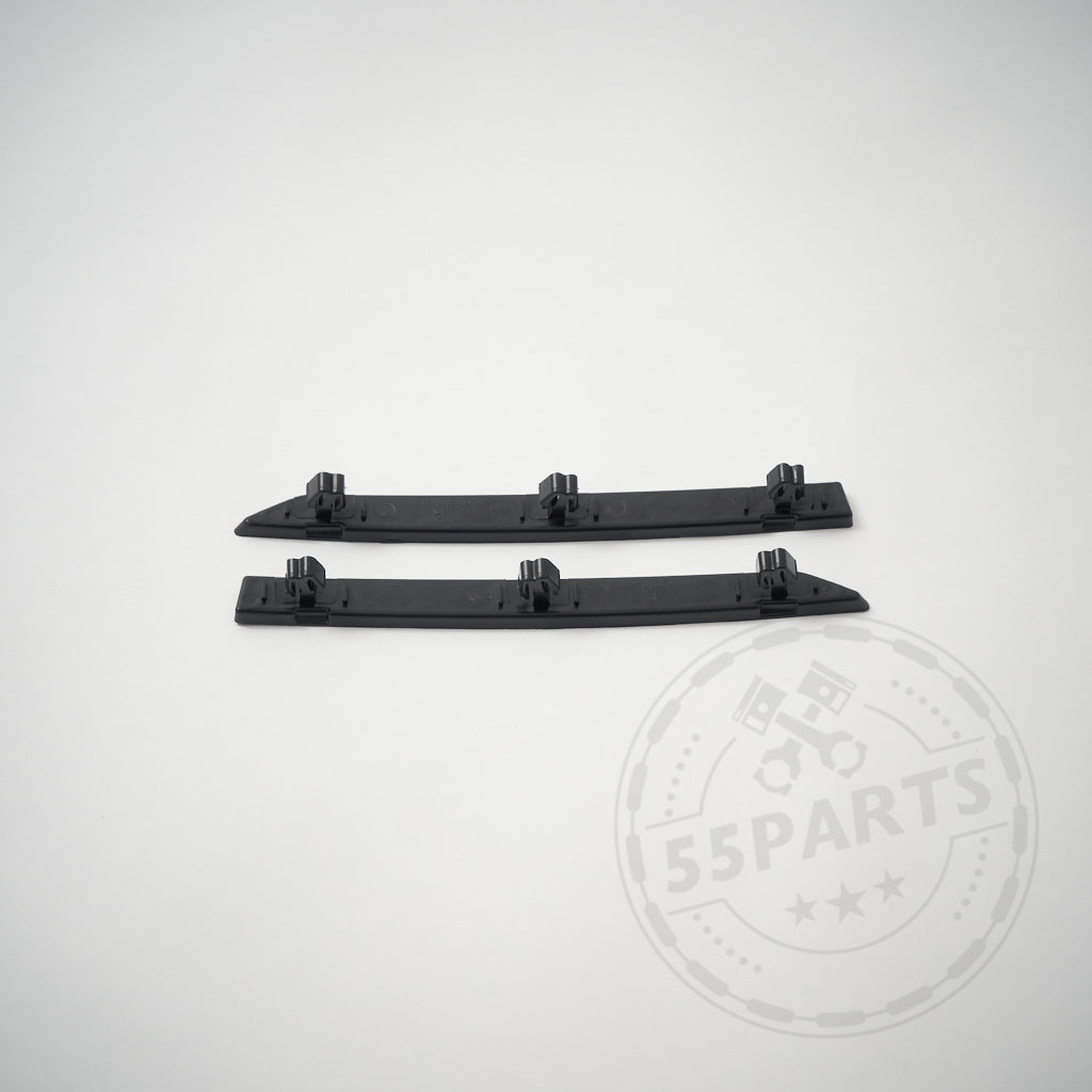 Zwei schwarze Kunststoff-Reflektoren Einsätze Ersatz Honey Comb, entworfen passend für BMW M3 G80 und M4 G82/G83, mit Clips, sind parallel auf einem schlichten weißen Hintergrund platziert.