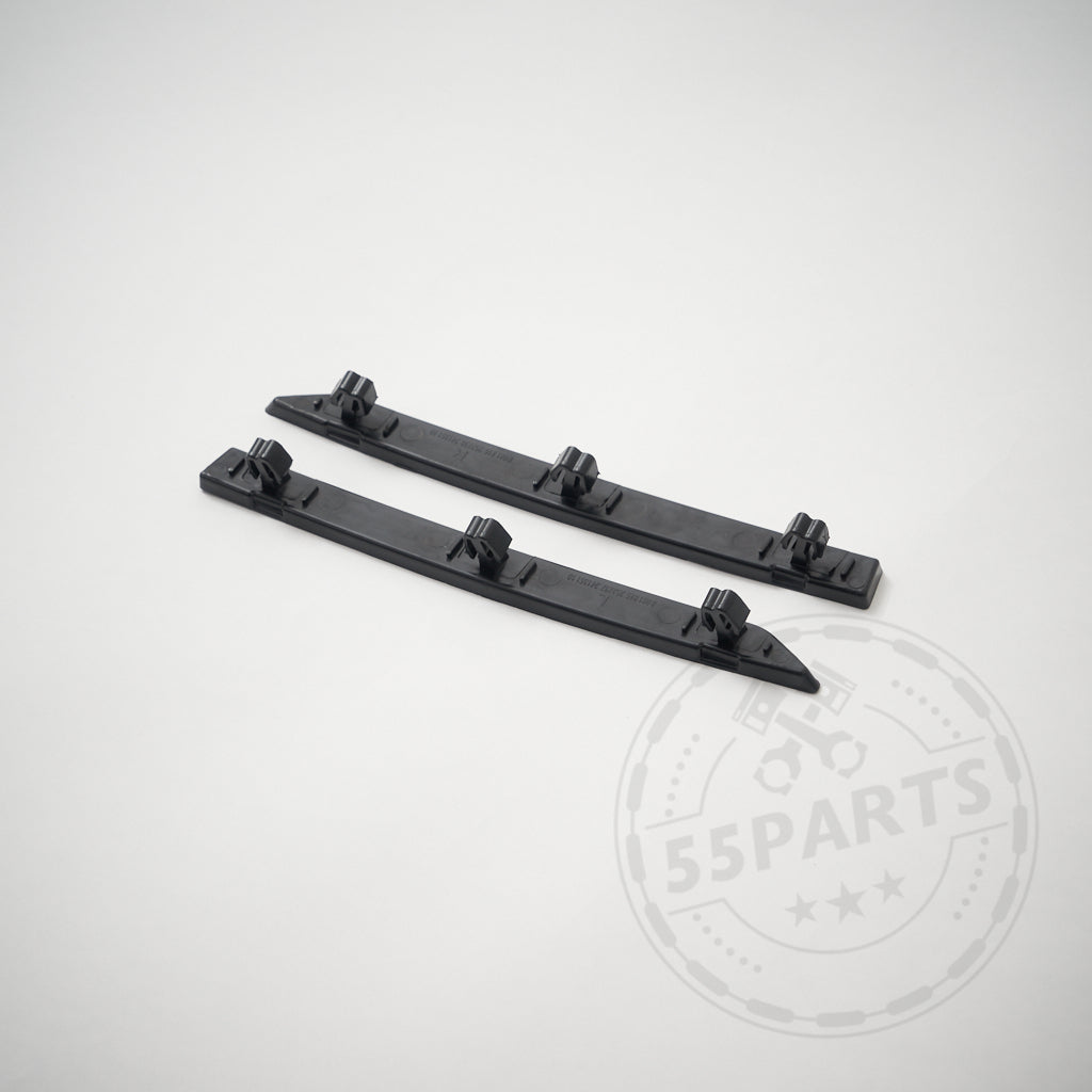 Zwei Reflektoreneinsätze Ersatz Honey Comb, passend für BMW M3 G80 und M4 G82/G83, jeweils mit vier erhabenen Clips und mattschwarzer Oberfläche, dargestellt auf weißem Hintergrund.