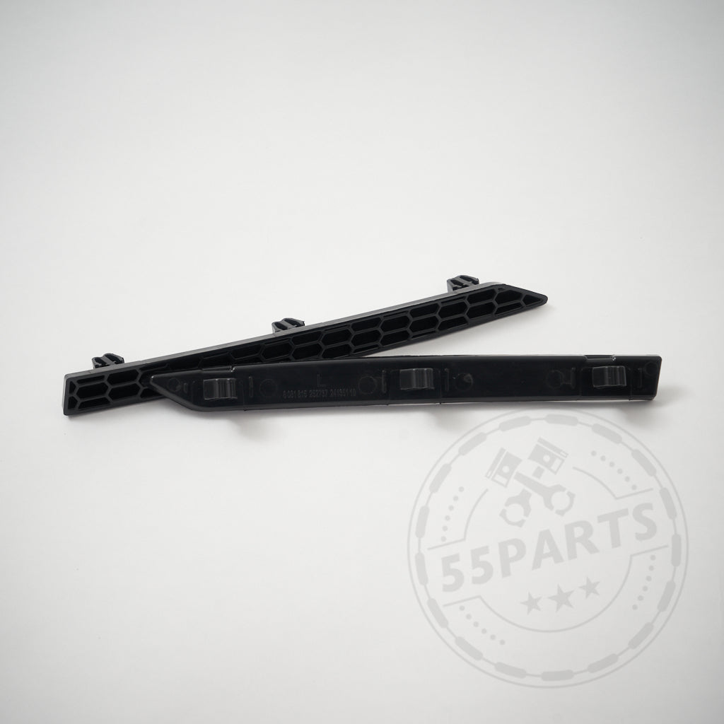 Zwei schwarze Kunststoff-Reflektoreneinsätze Ersatz Honey Comb, entworfen passend für BMW M3 G80 und M4 G82 G83, mit Clips und mattschwarzen Einsätzen, werden auf weißem Hintergrund mit einem 55Parts-Wasserzeichen angezeigt.