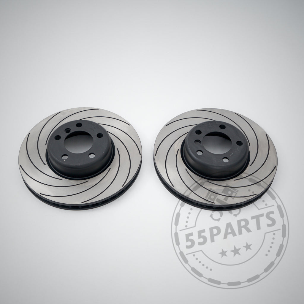 The 55Parts Tarox F2000 Upgrade Bremsscheibe Vorderachse passend für BMW F2x, F3x F-Serien Modelle mit 4-Kolben Sattel – perfekt für Bremsenupgrades oder Performance auf der Rennstrecke, paarweise auf hellgrauem Hintergrund abgebildet.