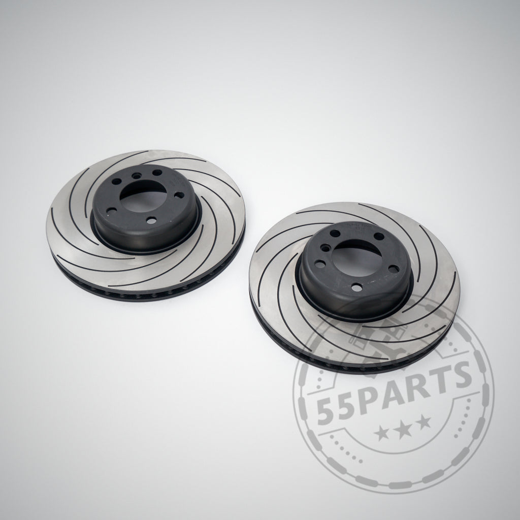 Ein Paar Tarox F2000 Upgrade Bremsscheibe Hinterachse passend für BMW 3er E9x 335i auf hellgrauem Hintergrund, perfekt für Bremsenupgrades oder Rennstrecken-Performance. Das 55Parts-Wasserzeichen wird in der Ecke angezeigt.