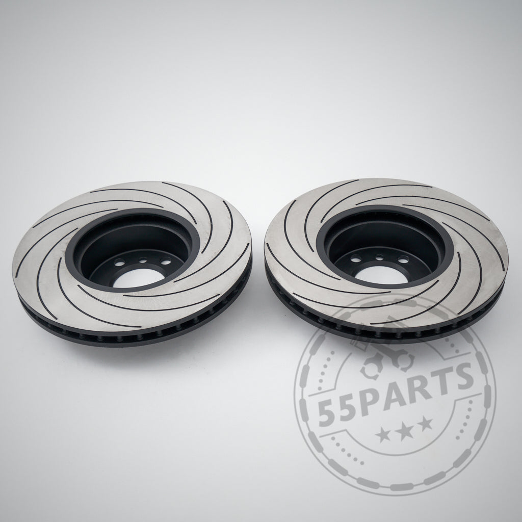 Zwei Tarox F2000 Upgrade-Bremsscheiben für den BMW 3er E9x 335i sind auf schlichtem Hintergrund abgebildet, ideal für Bremsanlagenverbesserungen und BMW-Bremsenupgrades. Das 55Parts-Wasserzeichen befindet sich in der unteren rechten Ecke.