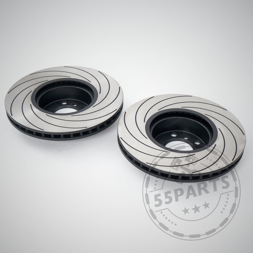 Zwei Tarox F2000 Upgrade-Bremsscheiben passend für BMW F2x/F3x F-Serie 4-Kolben-Bremssättel, belüftet und geschlitzt, abgebildet auf hellgrauem Hintergrund mit einem 55Parts-Wasserzeichen.