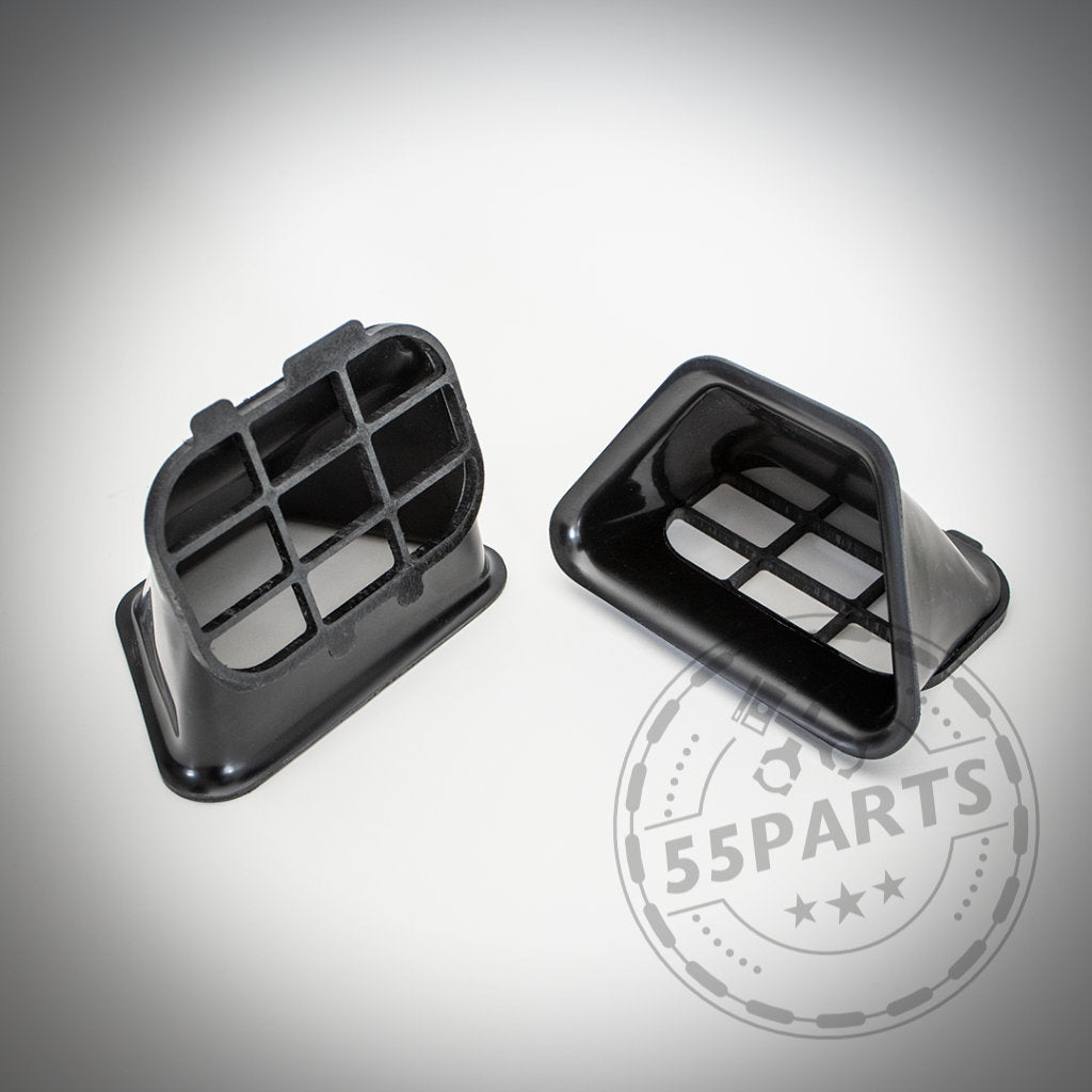 Zwei schwarze 55Parts Exclusive Lufthutzenabdeckungen mit Gitteröffnungen, passend für die meisten BMW F-Serie Modelle. Inklusive Gutachten. Abgebildet auf weißem Hintergrund mit dezentem Wasserzeichen.