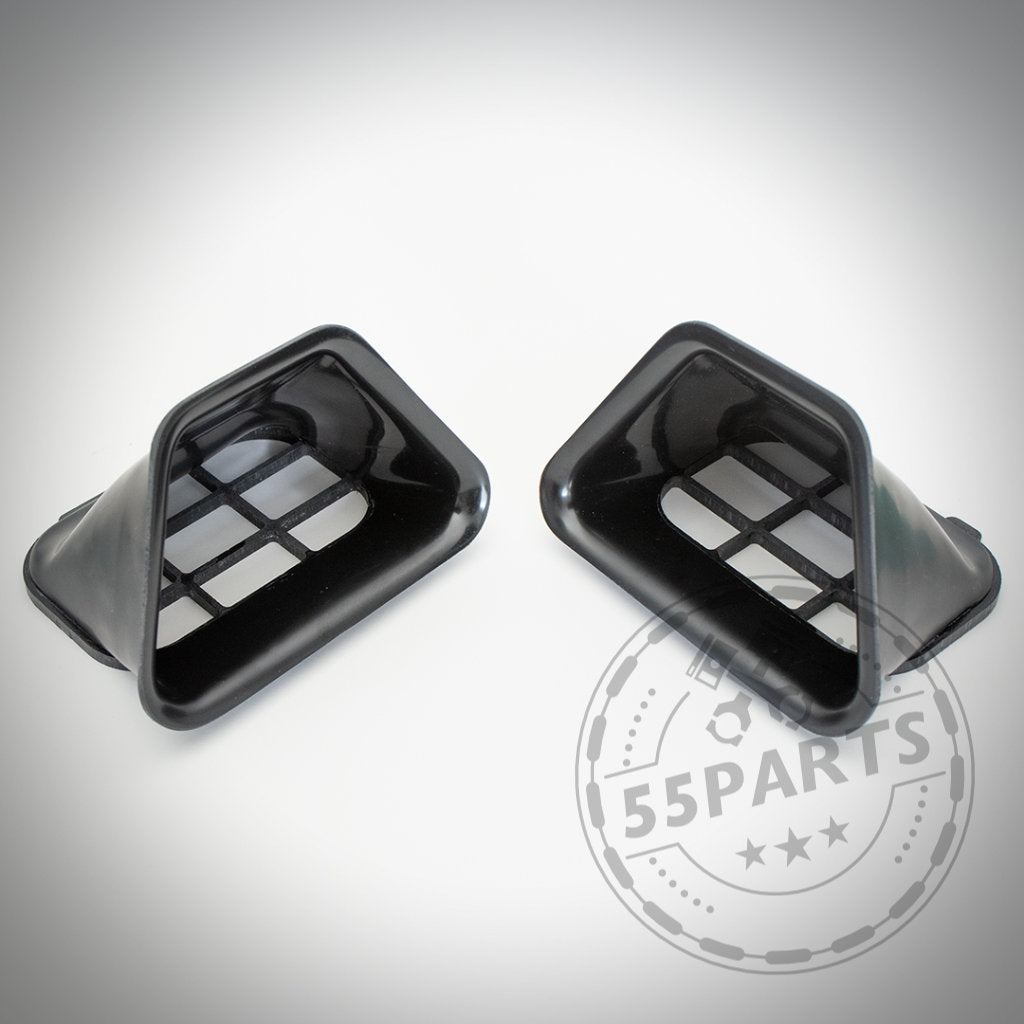 Zwei schwarze Kunststoff-Entlüftungsabdeckungen mit rechteckigen Öffnungen, abgebildet auf einer weißen Fläche, sind 55Parts Exclusive Air Scoop/Ram Air Intakes, passend für die meisten Modelle der BMW F-Serie und inklusive Gutachten.
