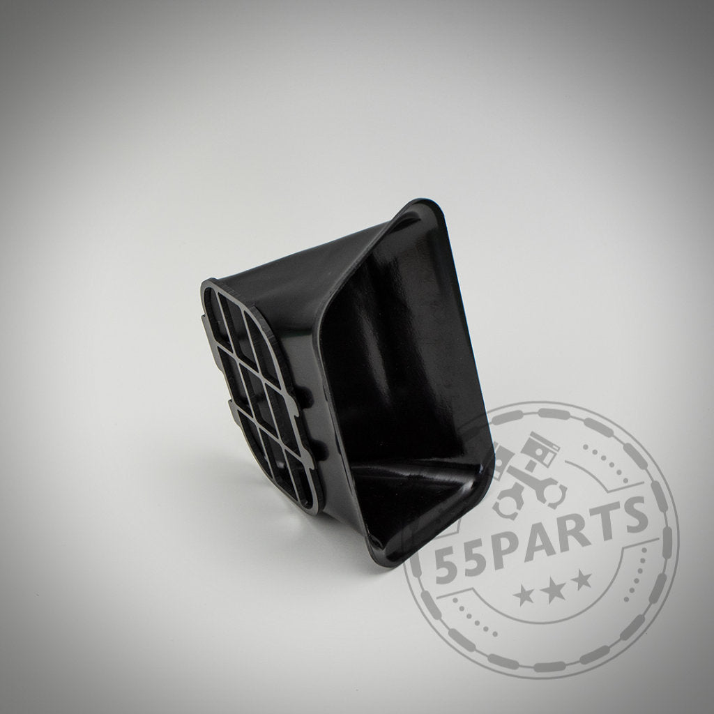 Die exklusive 55Parts Air Scoop/Ram Air Intake Ansaugung für die meisten Modelle der BMW F-Serie (inkl. Gutachten) wird auf einem einfachen Hintergrund mit einem sichtbaren 55Parts-Wasserzeichen abgebildet und verfügt über ein Airscoop-Design, das im BMW-Teilekatalog zu finden ist.