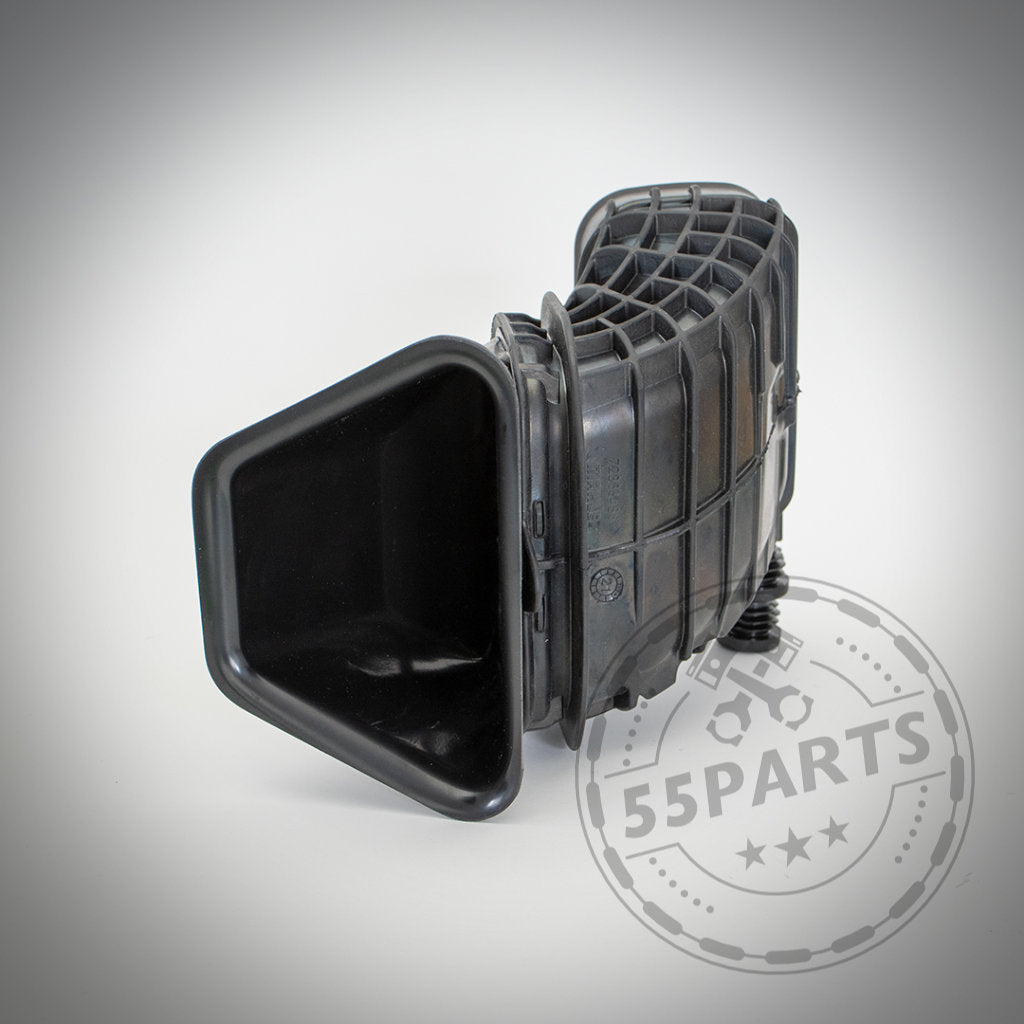 Die exklusive 55Parts Air Scoop / Ram Air Intake Ansaugung, die für die meisten BMW F-Serie Modelle entwickelt wurde, verfügt über eine rechteckige Öffnung aus schwarzem Kunststoff. Dieses Produkt auf schlichtem Hintergrund sorgt für effizienten Luftstrom und hohe Leistung.