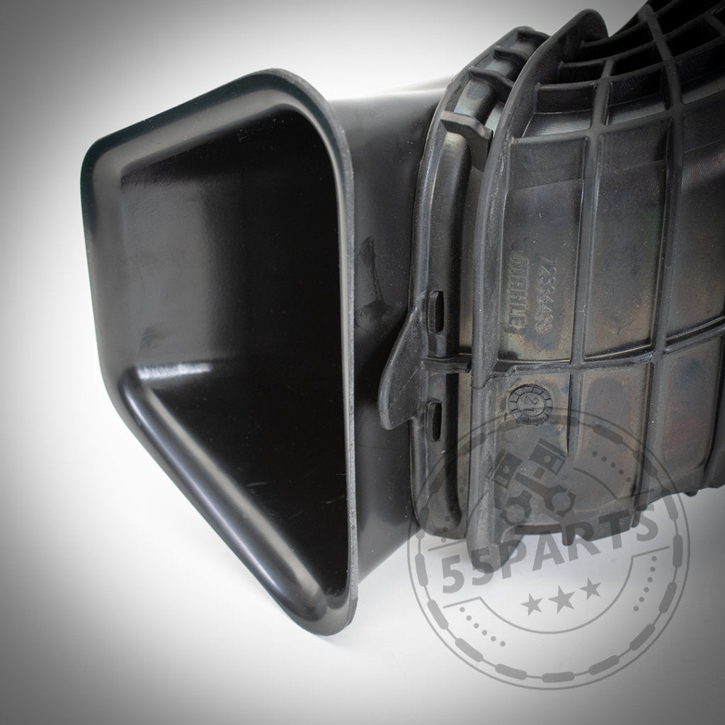 Nahaufnahme einer 55Parts Exclusive Air Scoop / Ram Air Intake Ansaugung, schwarzer Kunststoff mit Gittermuster und ausgestellter Öffnung, passend für fast alle BMW F-Serien Modelle inklusive Gutachten!.