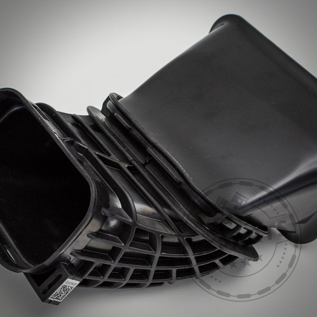 Die 55Parts Exclusive Air Scoop/Ram Air Intake Ansaugung, passend für nahezu alle BMW F-Serie Modelle und inklusive Gutachten, ist in schwarzem Kunststoff mit Gittermuster auf schlichtem hellem Untergrund abgebildet.