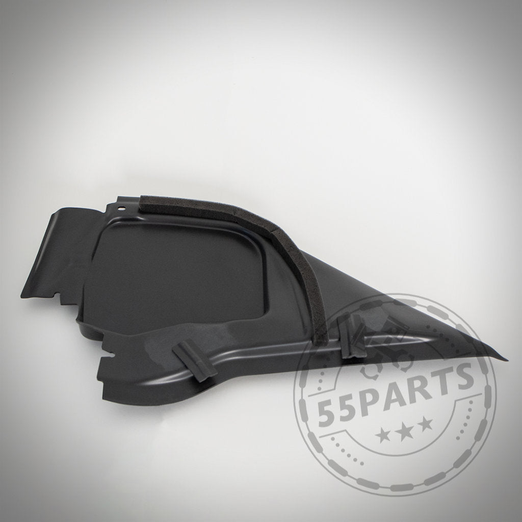 Das 55Parts Exclusive Bannik Engineering Mikrofiltergehäuse-Unterteil (schwarzer Rand) passend für BMW E8x/E9x 1er & 3er, entwickelt für verbesserte Wärmeableitung, abgebildet auf einem hellgrauen Hintergrund mit schwachem kreisförmigen Wasserzeichen.