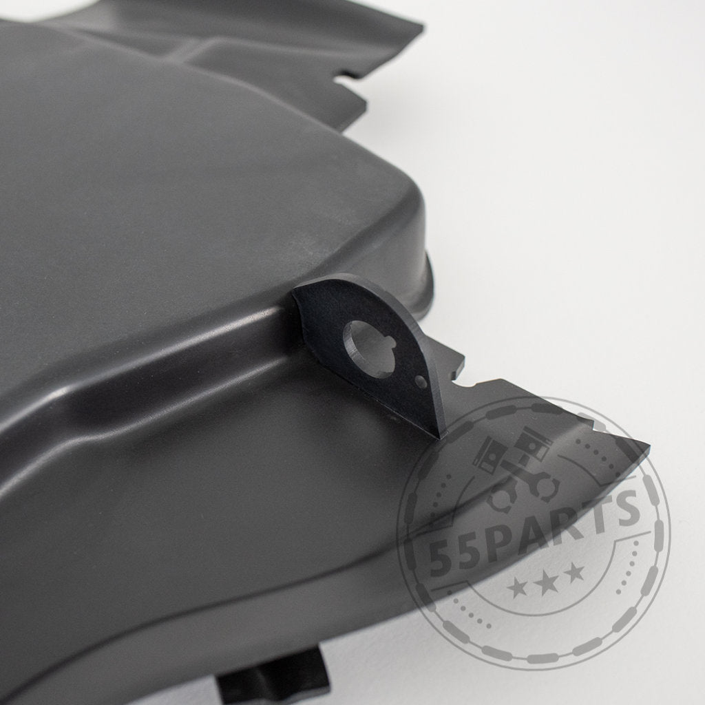 Nahaufnahme eines schwarzen Bannik Engineering Mikrofiltergehäuse-Unterteils (für bessere Wärmeabfuhr) aus Kunststoff, passend für BMW E8x, E9x 1er und 3er, fotografiert auf einer weißen Oberfläche.