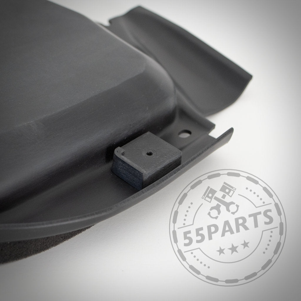 Nahaufnahme eines schwarzen Bannik Engineering Mikrofiltergehäuse-Unterteils (für bessere Wärmeabfuhr), passend für BMW E8x, E9x 1er und 3er, mit einem 55Parts-Logo-Wasserzeichen in der unteren rechten Ecke.
