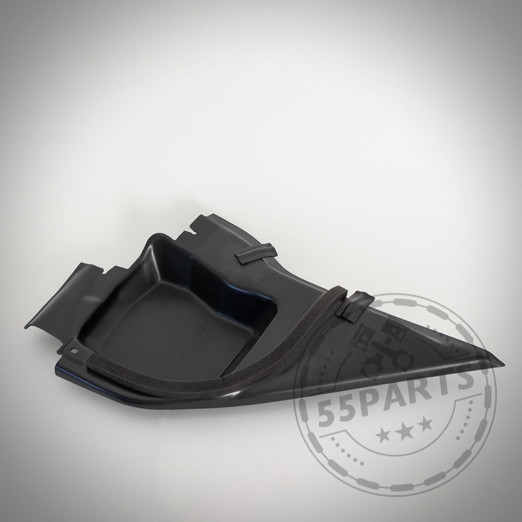 Bannik Engineering 55Parts Exclusive Mikrofiltergehäuse Unterteil (für bessere Wärmeabfuhr) passend für BMW E8x/E9x 1er und 3er, schwarzes Kunststoffteil mit Schaumstoffleiste, gezeigt auf hellem Hintergrund.