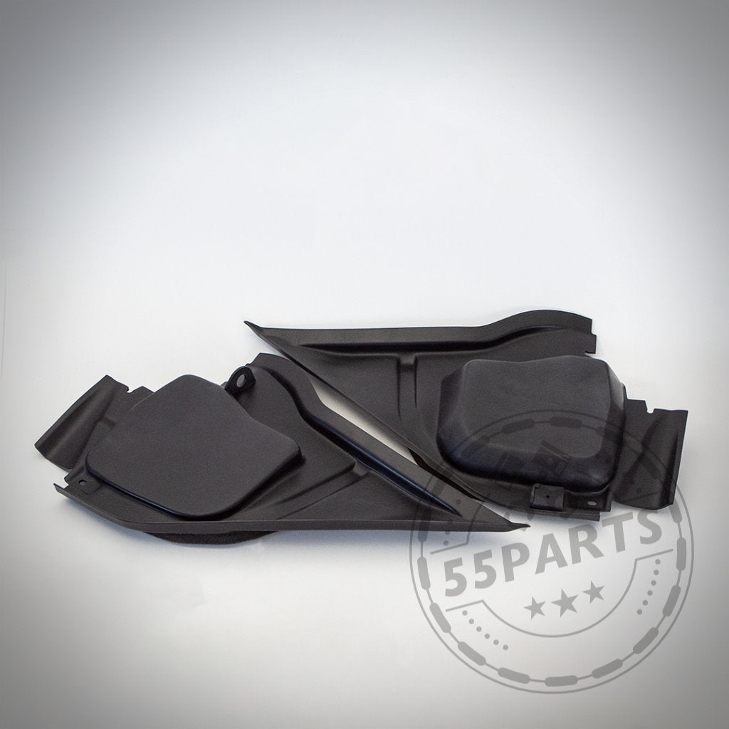 Schwarzes Kunststoff-Mikrofiltergehäuse-Unterteil von Bannik Engineering passend für BMW E8x/E9x 1er & 3er, abgebildet auf Weiß. „55Parts Exclusive“ und Wasserzeichen unten rechts. Optimiert für verbesserte Wärmeableitung im Motorraum.