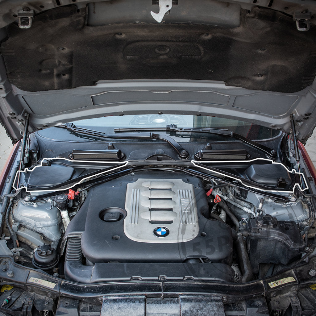 Öffnen Sie die Motorhaube eines BMW E8x/E9x, um das Mikrofiltergehäuse-Unterteil von Bannik Engineering freizulegen, das für eine bessere Wärmeableitung entwickelt wurde und mit den BMW 1er- und 3er-Modellen kompatibel ist.