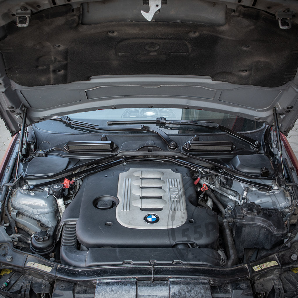 BMW-Motorraum mit geöffneter Motorhaube, ausgestattet mit dem Bannik Engineering Mikrofiltergehäuse-Unterteil (verbesserte Kühlung) Exclusive, kompatibel mit BMW E8x/E9x 1er und 3er.