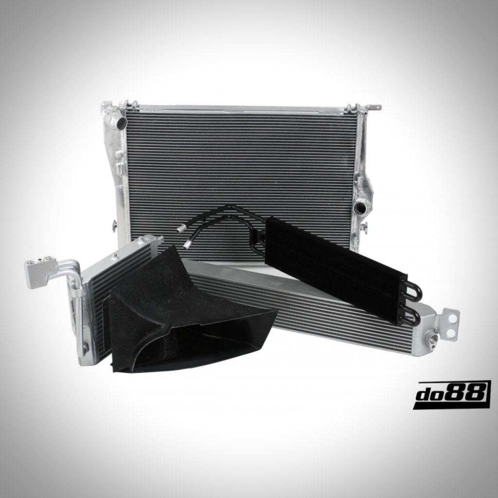 Drei do88 Kühler Big Pack-Radiatoren plus ein schwarzer Schlauch, angeordnet auf Weiß mit dem do88-Logo, entwickelt für den BMW E9x M3 S65 und optimiert für maximale Kühlleistung.