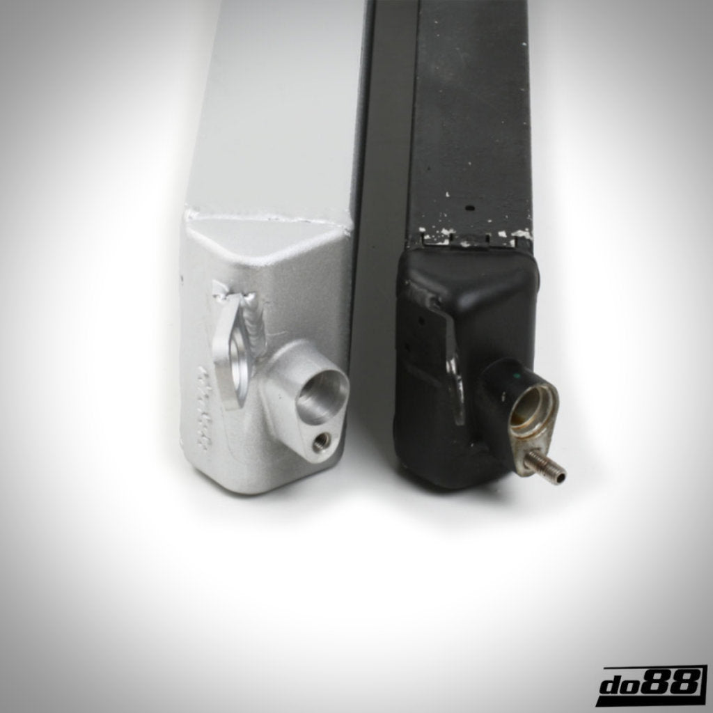 Zwei do88 Kühler Big Pack Ladeluftkühler passend für BMW E9x M3 S65, in Silber und Schwarz, werden nebeneinander auf weißem Hintergrund angezeigt.