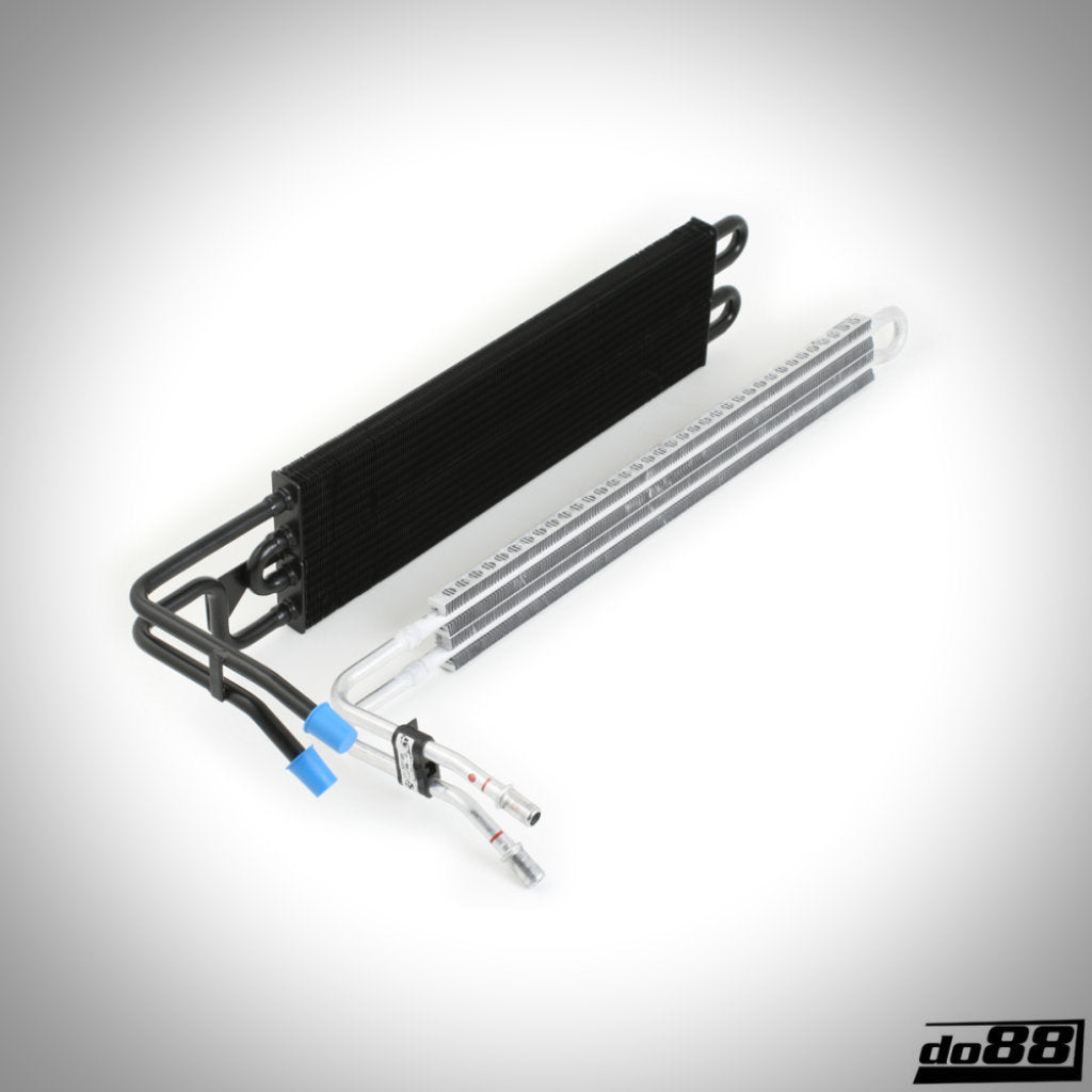 Zwei Autokühlleitungen mit Schläuchen und Anschlüssen auf weißem Hintergrund – ideal für die Aufrüstung Ihres BMW E9x M3 S65 mit dem do88 Kühler Big Pack von do88.