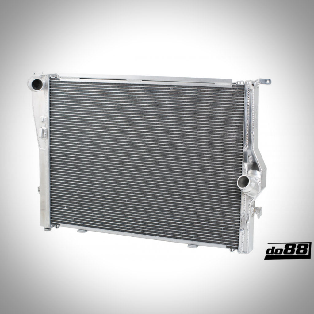 Do88 Kühler Big Pack passend für BMW E9x M3 S65, bestehend aus Aluminiumkühler mit Kühlrippen; schräg auf weißem Hintergrund mit do88-Logo dargestellt – für Spitzenleistung und Rennstreckenkühlung konzipiert.